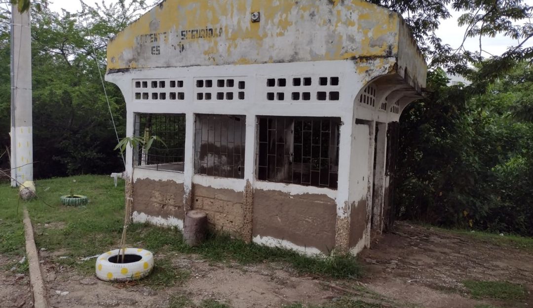 Esta edificación se ha convertido en basurero y baño público Esta edificación se ha convertido en basurero y baño público