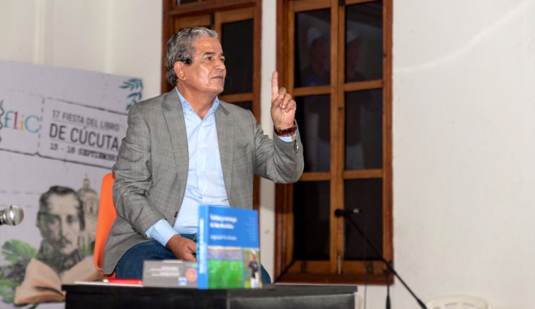 Jorge Luis Pinto en la presentación de su libro 'Táctica y Estrategia de los Mundiales' Jorge Luis Pinto en la presentación de su libro 'Táctica y Estrategia de los Mundiales'