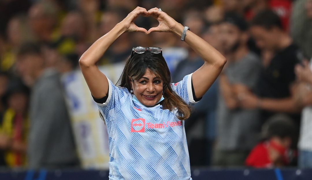 Mujer del equipo de seguridad con la camiseta de Cristiano Ronaldo Mujer del equipo de seguridad con la camiseta de Cristiano Ronaldo