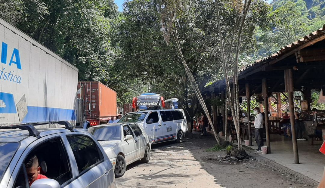 Lugar de espera en el pare y siga vía Manizales - Medellín Lugar de espera en el pare y siga vía Manizales - Medellín