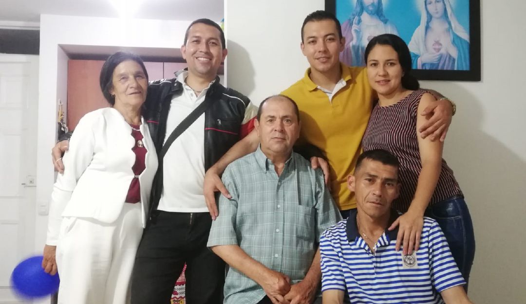 Fabio (camiseta de rayas) ya se reencontró con sus padres y hermanos en Santander. Su hermano Ángel (camiseta amarilla) lo encontró en Bogotá, cuando estaba de servicio policial. Fabio (camiseta de rayas) ya se reencontró con sus padres y hermanos en Santander. Su hermano Ángel (camiseta amarilla) lo encontró en Bogotá, cuando estaba de servicio policial.