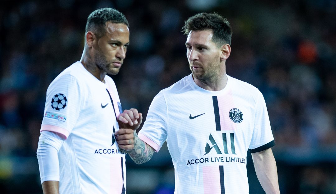 Neymar y Lionel Messi hablan durante el partido en Bélgica. Neymar y Lionel Messi hablan durante el partido en Bélgica.