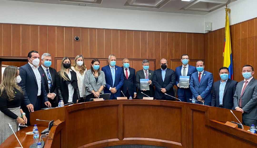Gobernadores de Caldas y Antioquia presentan la RAP del Agua y la Montaña al Senado. Gobernadores de Caldas y Antioquia presentan la RAP del Agua y la Montaña al Senado.