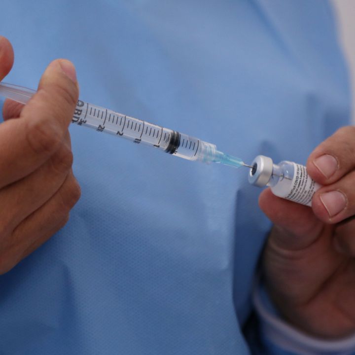 Las afirmaciones falsas con las que invitan a la marcha antivacunas