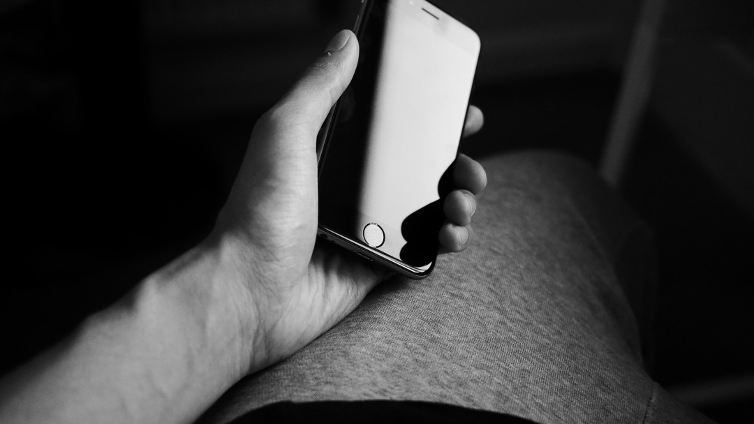 ¿Dormir con el celular cerca es malo para la salud?
