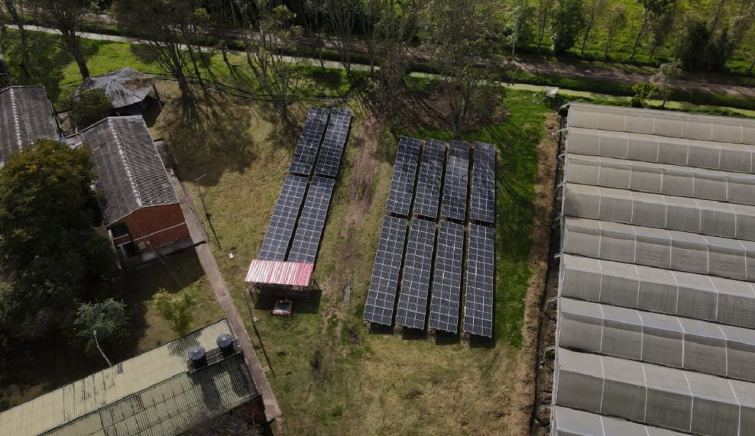 Este sistema de energía alternativa, amigable con el medio ambiente, no maneja acumuladores ni baterías, la energía se inyecta directamente. Este sistema de energía alternativa, amigable con el medio ambiente, no maneja acumuladores ni baterías, la energía se inyecta directamente.