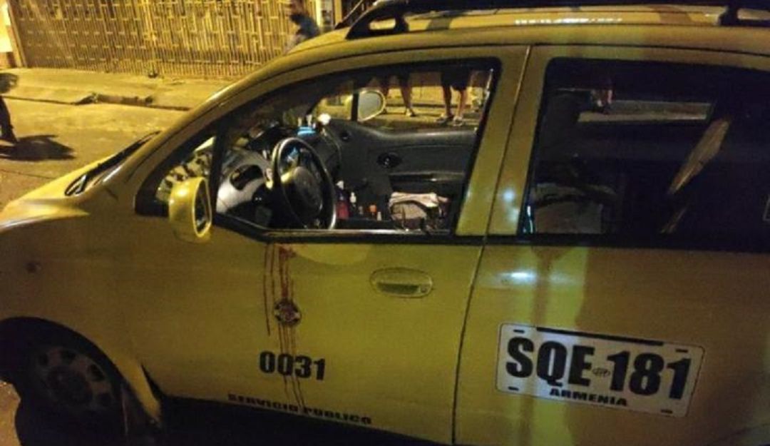 Así quedo el taxi en medio del ataque que sufrió el conductor en intento de atraco Así quedo el taxi en medio del ataque que sufrió el conductor en intento de atraco