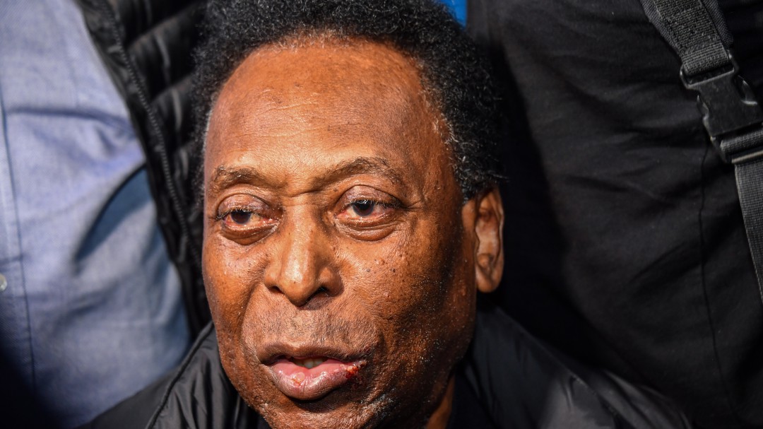 Pelé regresó a cuidados intensivos tras extracción de un tumor