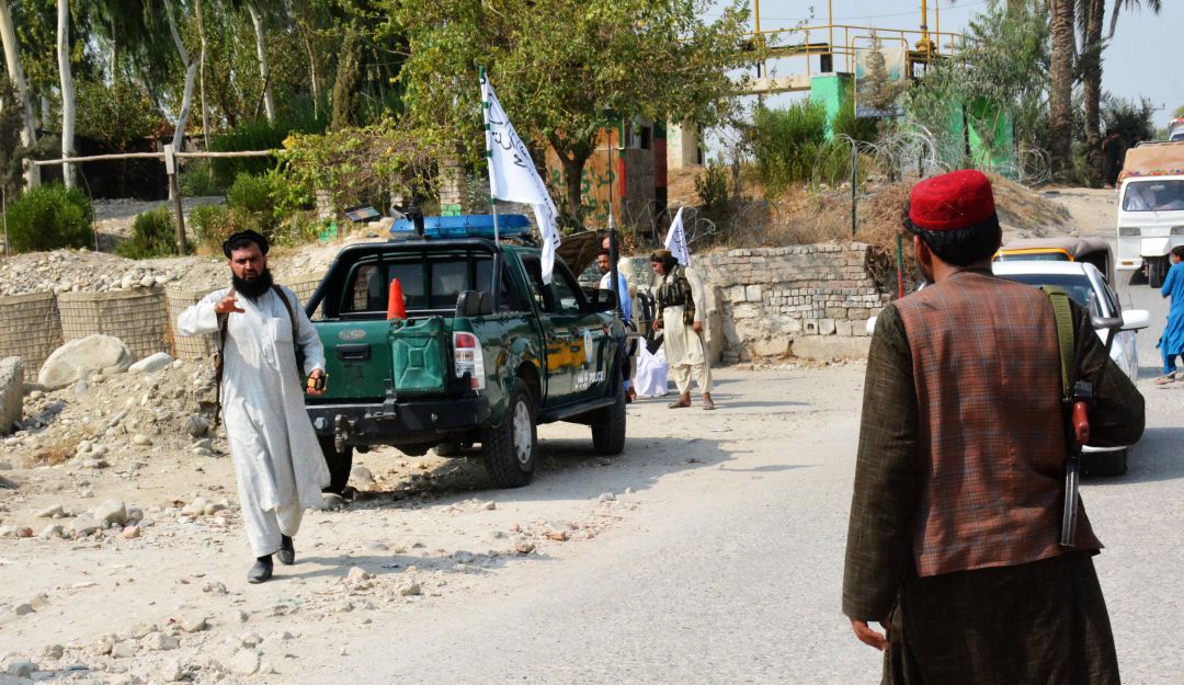 Miembros del Talibán inspeccionan cerca del lugar de una explosión en Jalalabad el 18 de septiembre de 2021 Miembros del Talibán inspeccionan cerca del lugar de una explosión en Jalalabad el 18 de septiembre de 2021