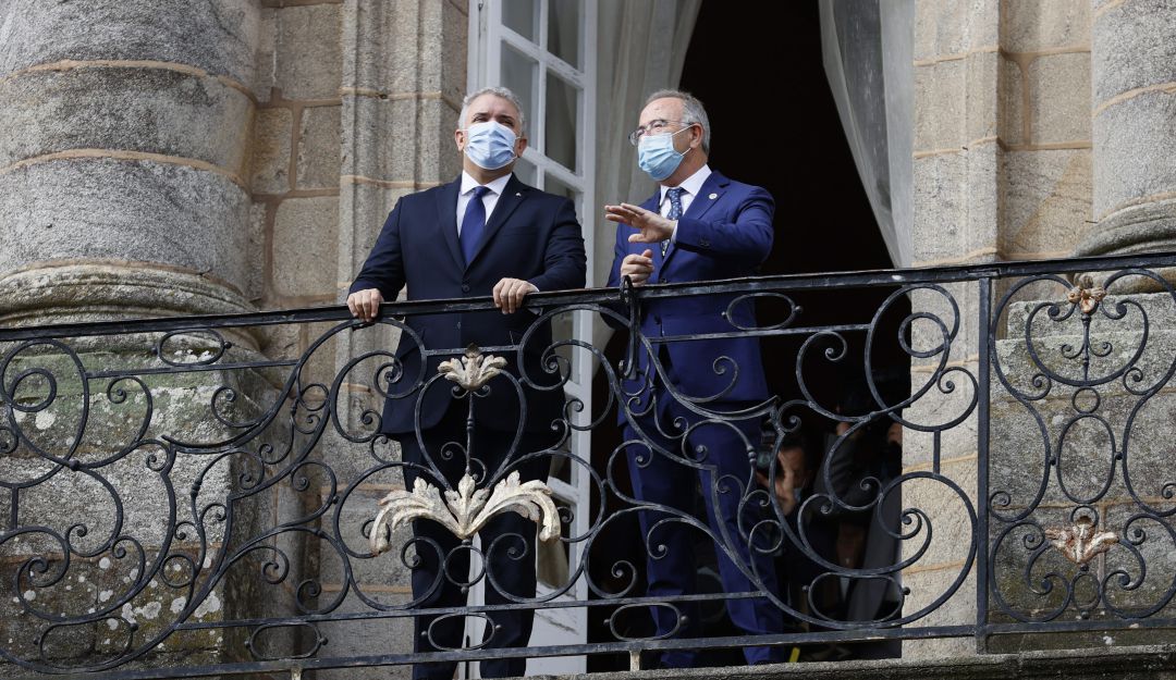 El presidente de Colombia, Iván Duque en el balcón del ayunatamiento junto al alcalde, Xosé Bugallo El presidente de Colombia, Iván Duque en el balcón del ayunatamiento junto al alcalde, Xosé Bugallo