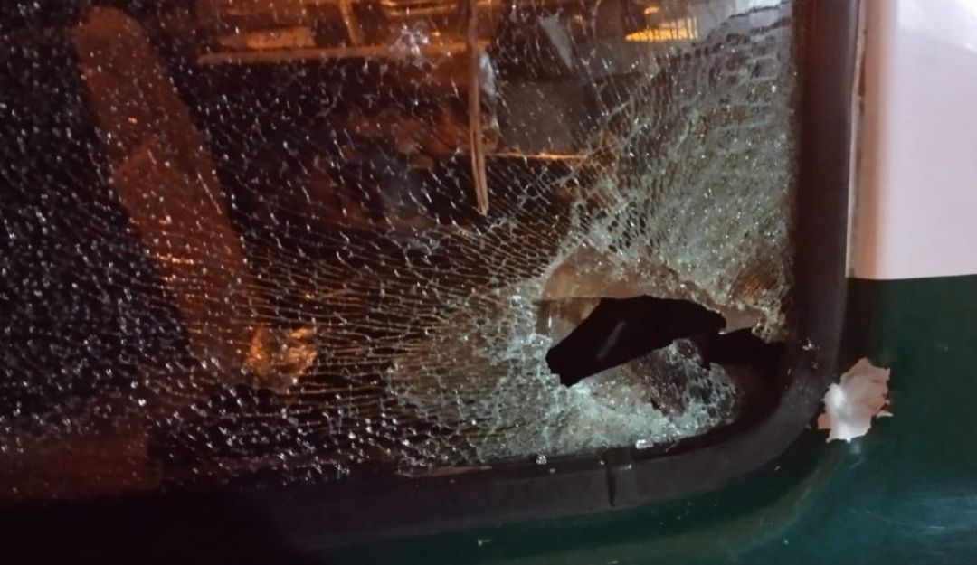Así quedó una de las patrullas de la Policía por el impacto de la explosión Así quedó una de las patrullas de la Policía por el impacto de la explosión