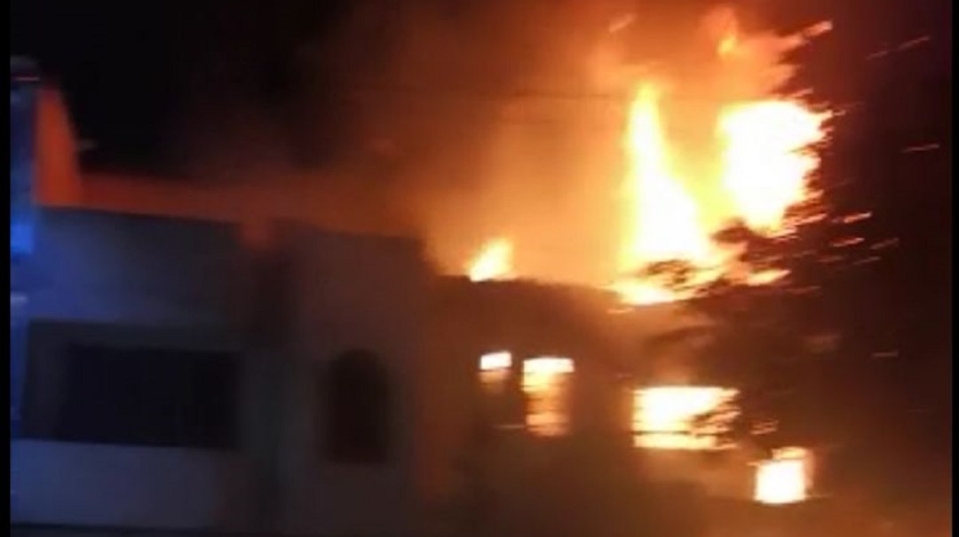 Un bombero lesionado deja un incendio estructural al sur de Cali