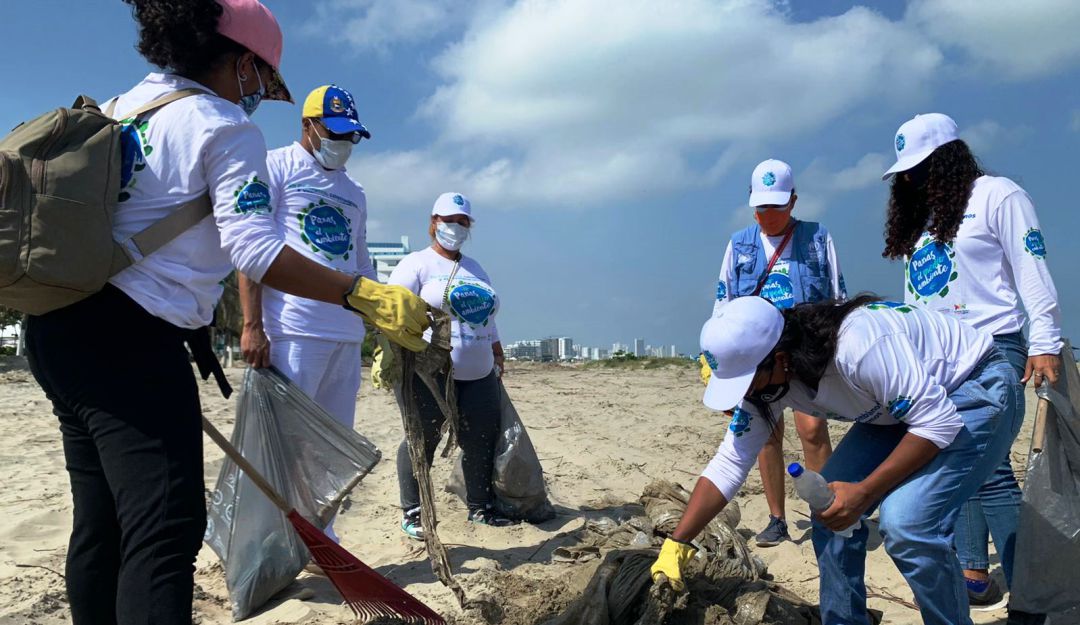Venezolanos en Cartagena se unieron a jornada de limpieza de playas Venezolanos en Cartagena se unieron a jornada de limpieza de playas