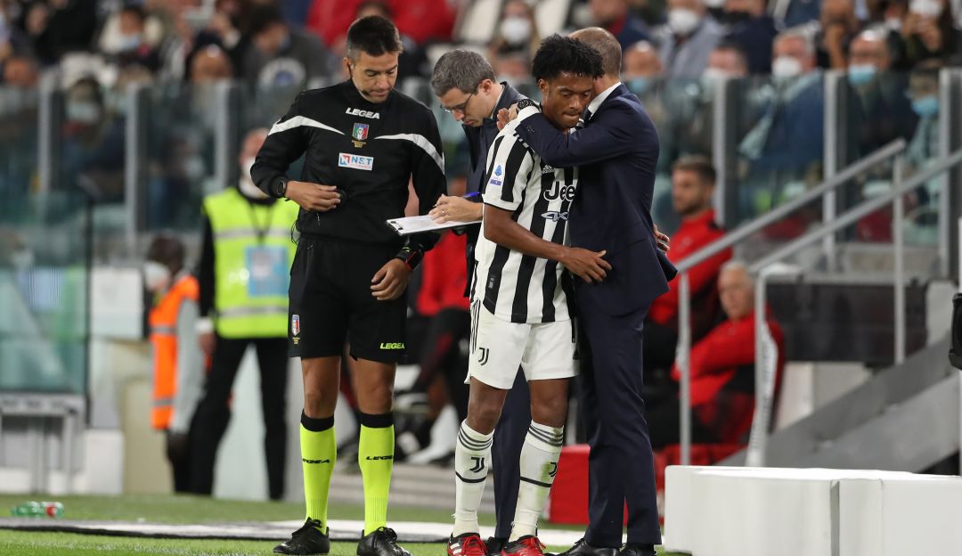 Juan Guillermo Cuadrado tras ser sustituido en su partido ante el Milán Juan Guillermo Cuadrado tras ser sustituido en su partido ante el Milán