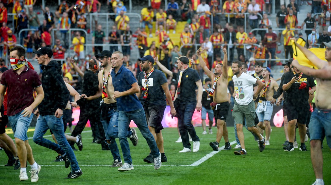 Duro castigo al Lens por invasión de hinchas para agredir rivales