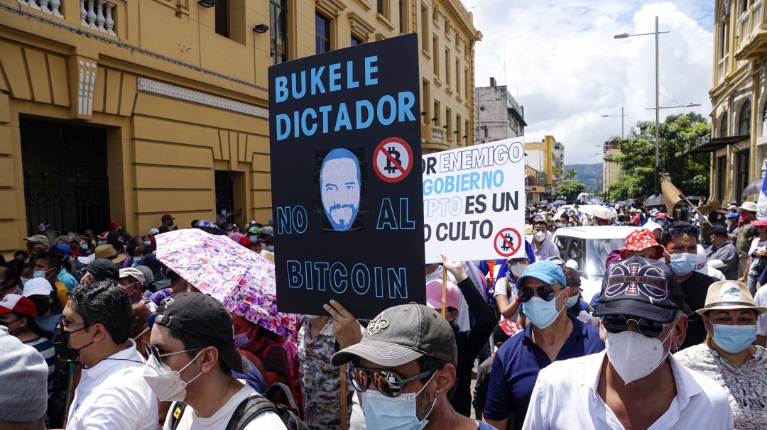 "Dictador de El Salvador": la nueva biografía de Twitter de Nayib Bukele