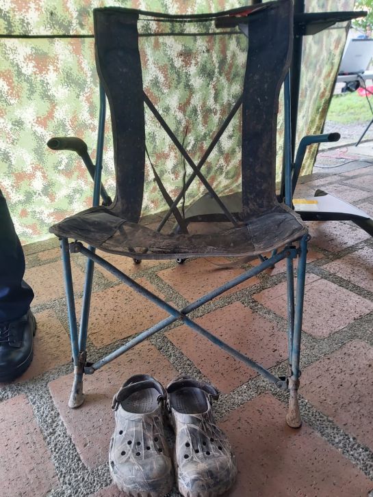Según las autoridades, esta era la silla y los Crocs que usaba alias 'Fabián' en su campamento. Según las autoridades, esta era la silla y los Crocs que usaba alias 'Fabián' en su campamento.
