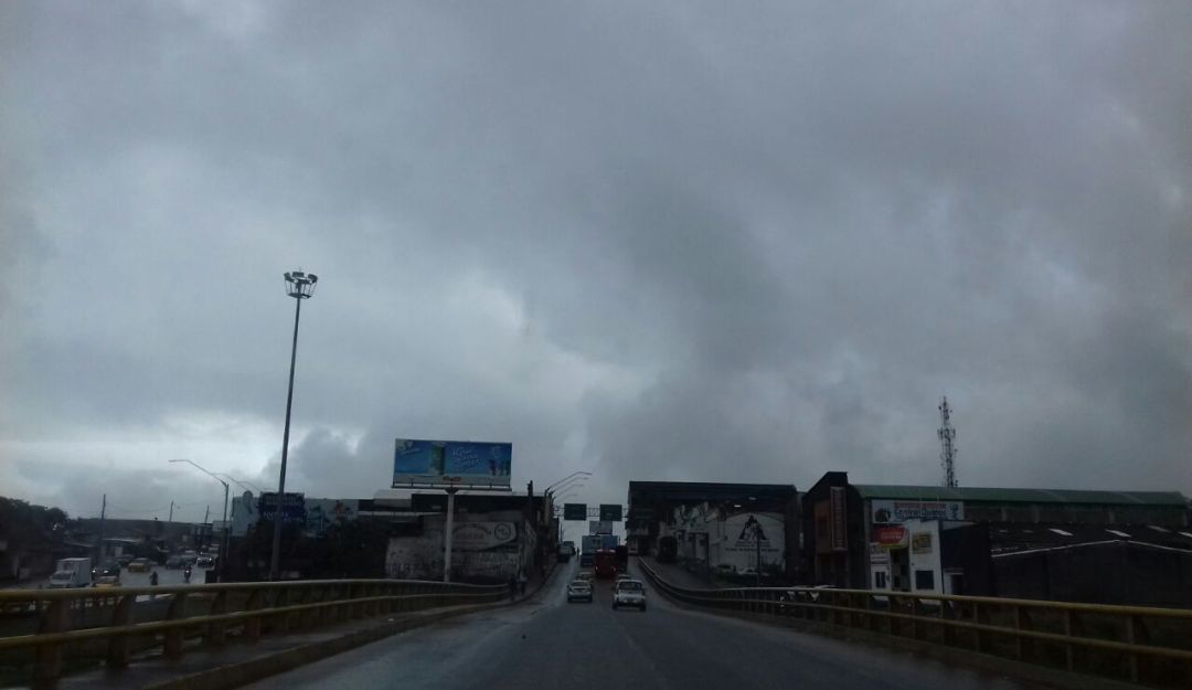 Día lluvioso y de cielo nublado en Armenia Día lluvioso y de cielo nublado en Armenia