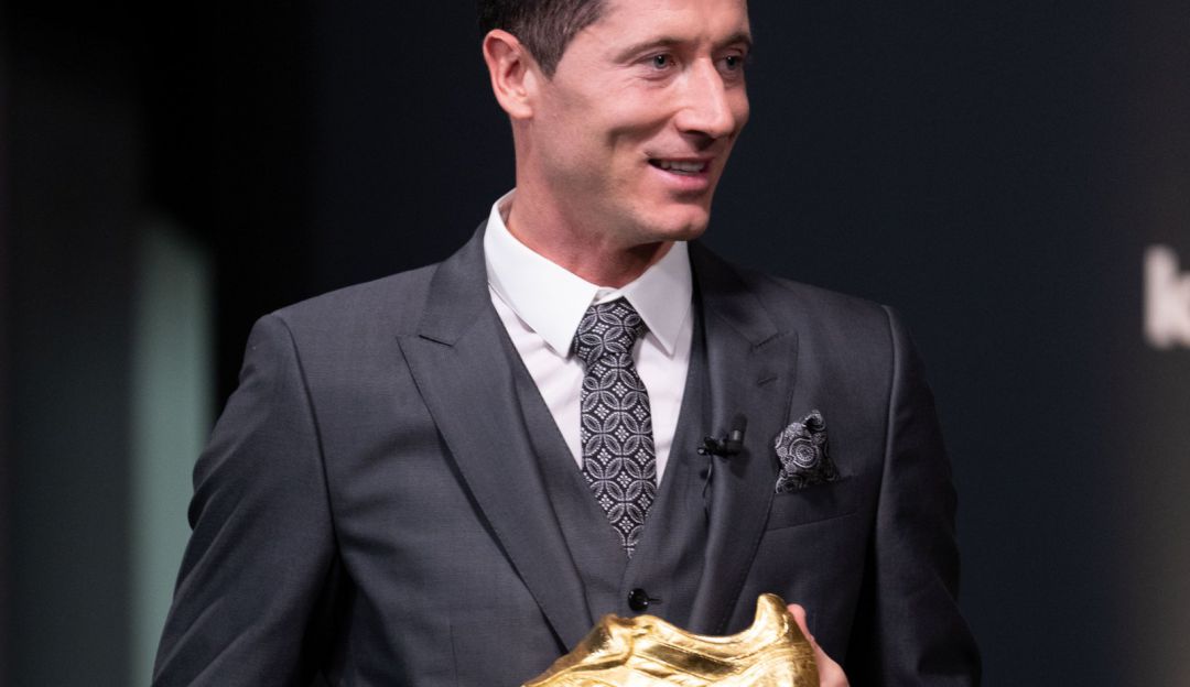 Robert Lewandowski luce la Bota de Oro de la pasada temporada. Robert Lewandowski luce la Bota de Oro de la pasada temporada.