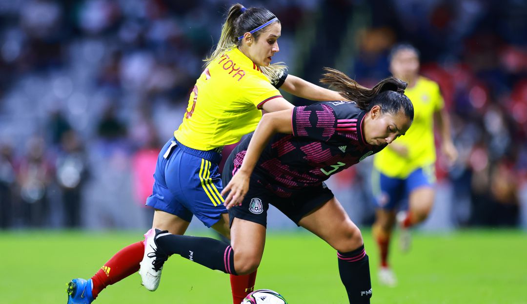Daniela Montoya (Colombia) disputa un balón con Karina Rodríguez (México). Daniela Montoya (Colombia) disputa un balón con Karina Rodríguez (México).