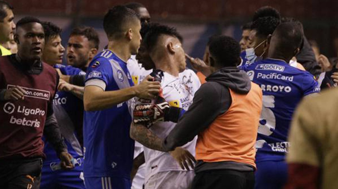 Jugadores que podrían enfrentar a Colombia protagonizaron una pelea