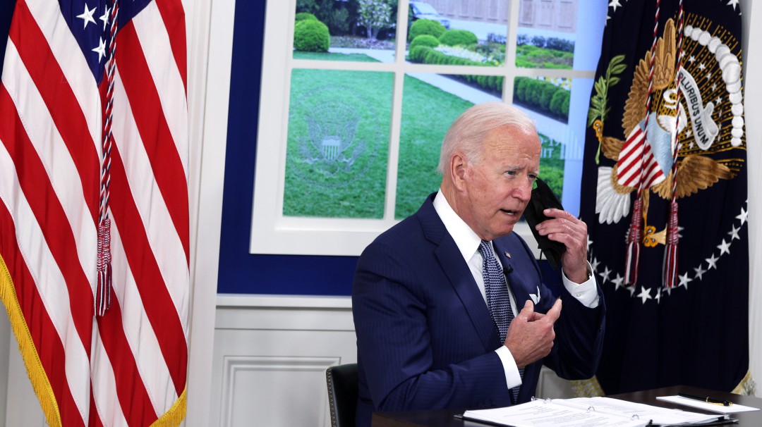 Macron y Biden acuerdan reunión y consultas para evitar crisis diplomática