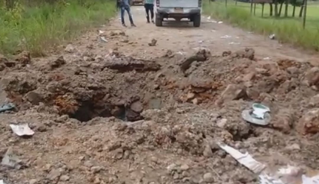 Así quedó la vía tras el atentado contra el Ejército en el municipio de Puerto Libertador. Así quedó la vía tras el atentado contra el Ejército en el municipio de Puerto Libertador.