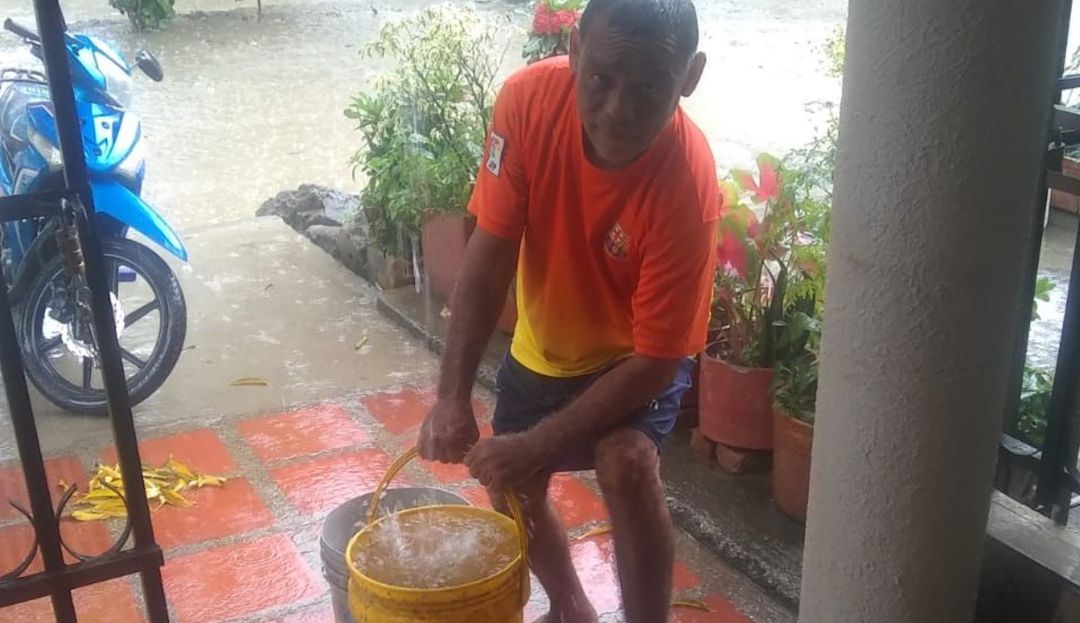 Residente de Cantilito se abastece de agua lluvia Residente de Cantilito se abastece de agua lluvia