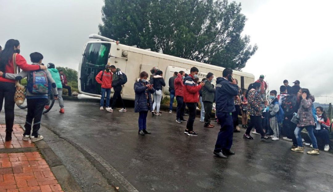Bus escolar se volcó en Tocancipá Bus escolar se volcó en Tocancipá