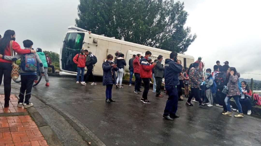 Bus escolar se volcó en Tocancipá