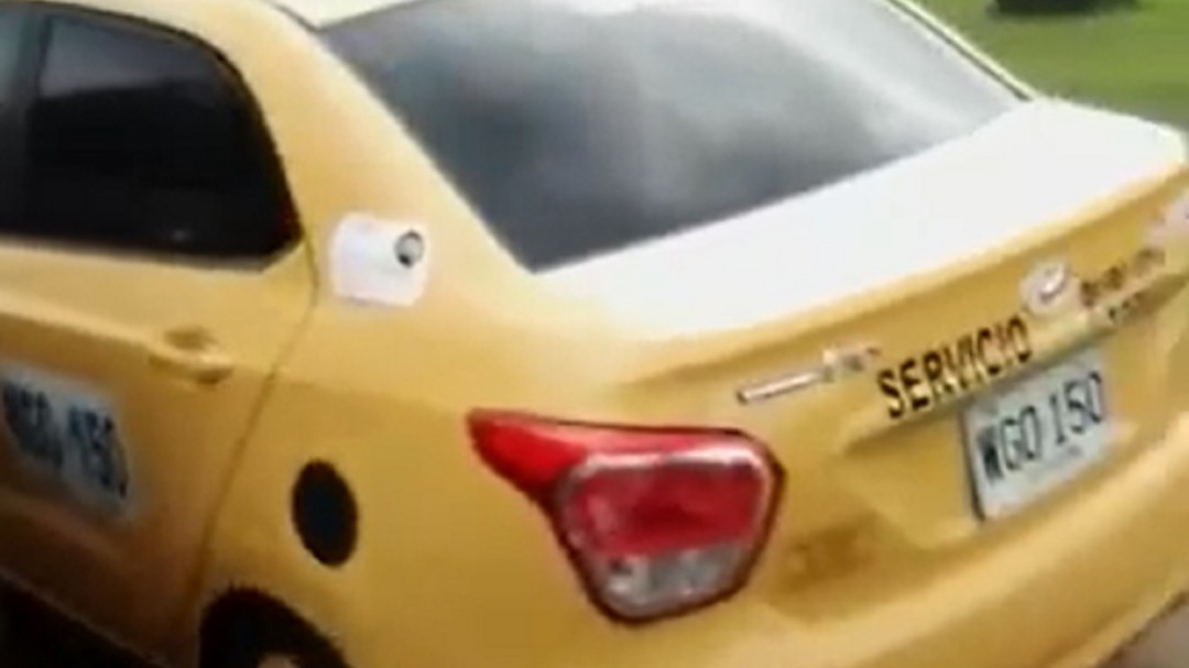 VIDEO: Taxista transitó por un andén para evadir trancón en Cartagena