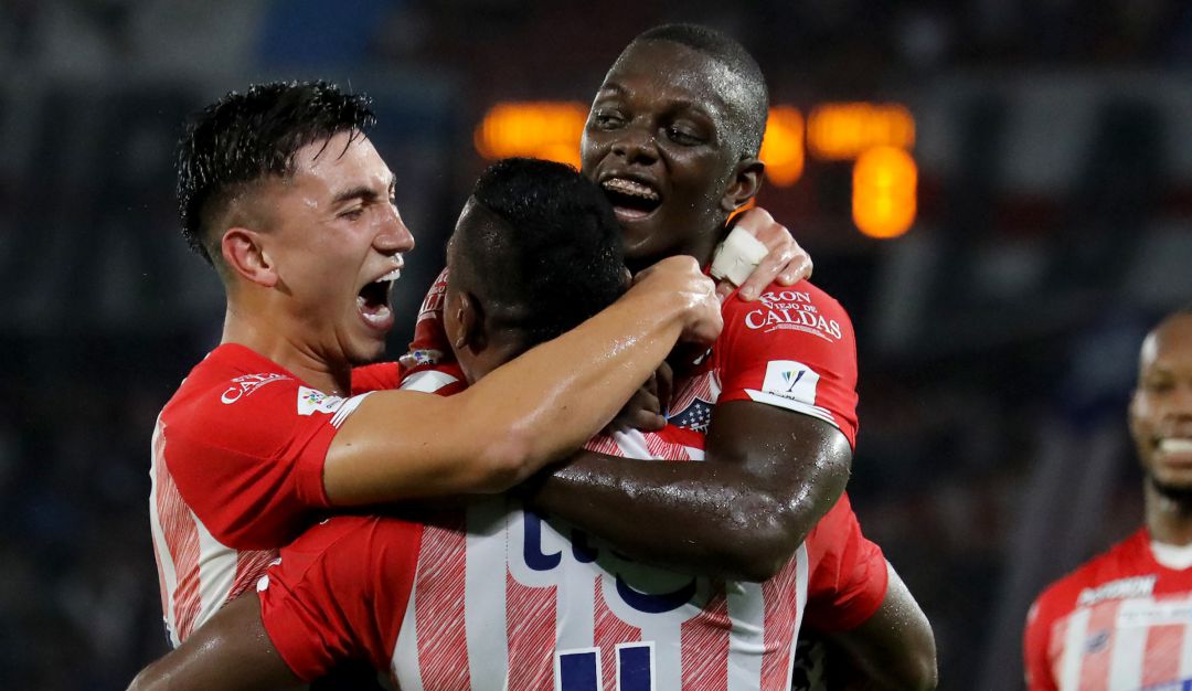 Fabián Ángel festeja el último gol del triunfo del Junior ante el Huila con Willer Ditta. Fabián Ángel festeja el último gol del triunfo del Junior ante el Huila con Willer Ditta.