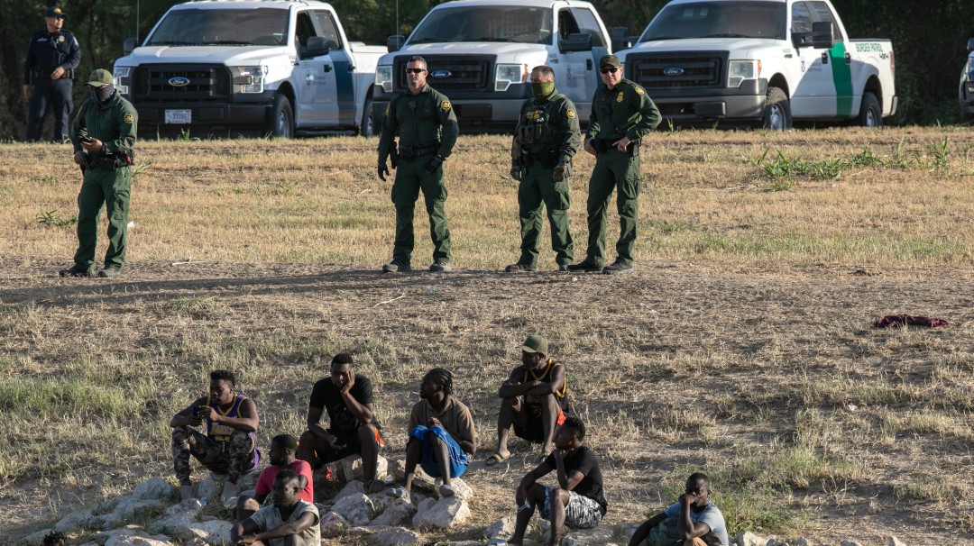 Administración Biden contempla instalación para inmigrantes en Guantánamo