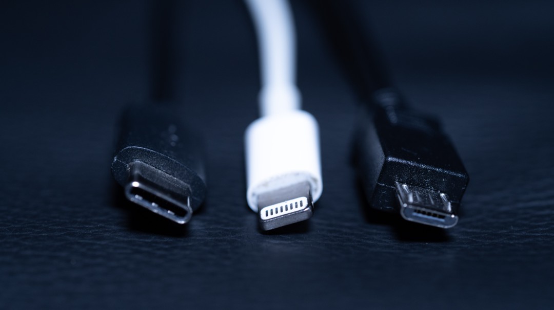 UE quiere cargador universal para todos los celulares, incluyendo iPhone