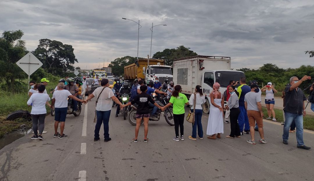 Las comunidades exigieron alumbrado público sobre la vía para evitar accidentes y mejorar la seguridad Las comunidades exigieron alumbrado público sobre la vía para evitar accidentes y mejorar la seguridad