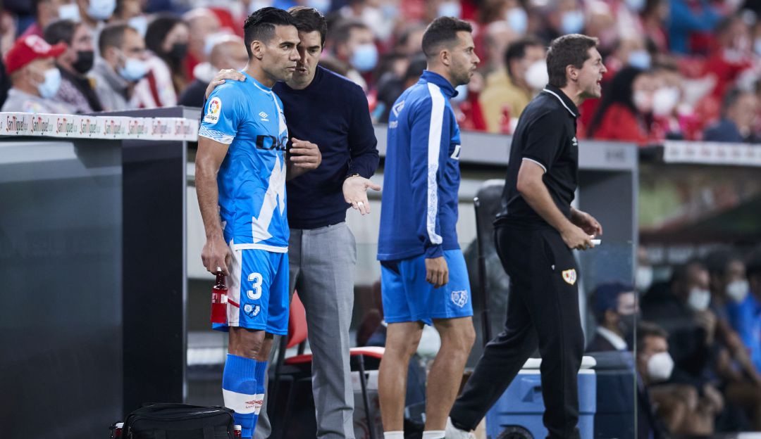 Iraola da indicaciones a Falcao antes de entrar al campo de juego ante el Athletic Bilbao. Iraola da indicaciones a Falcao antes de entrar al campo de juego ante el Athletic Bilbao.