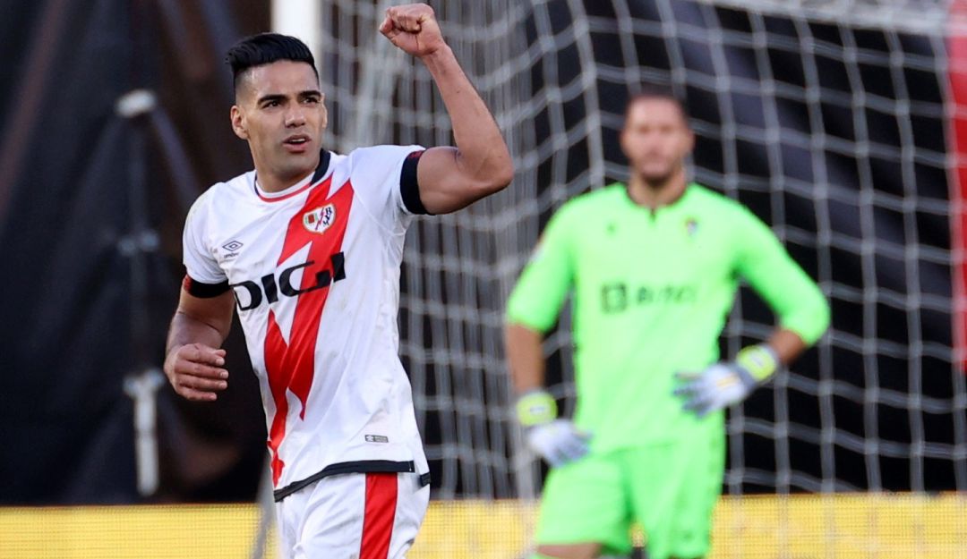 Falcao festeja su tercera anotación con la camiseta del Rayo Vallecano. Falcao festeja su tercera anotación con la camiseta del Rayo Vallecano.