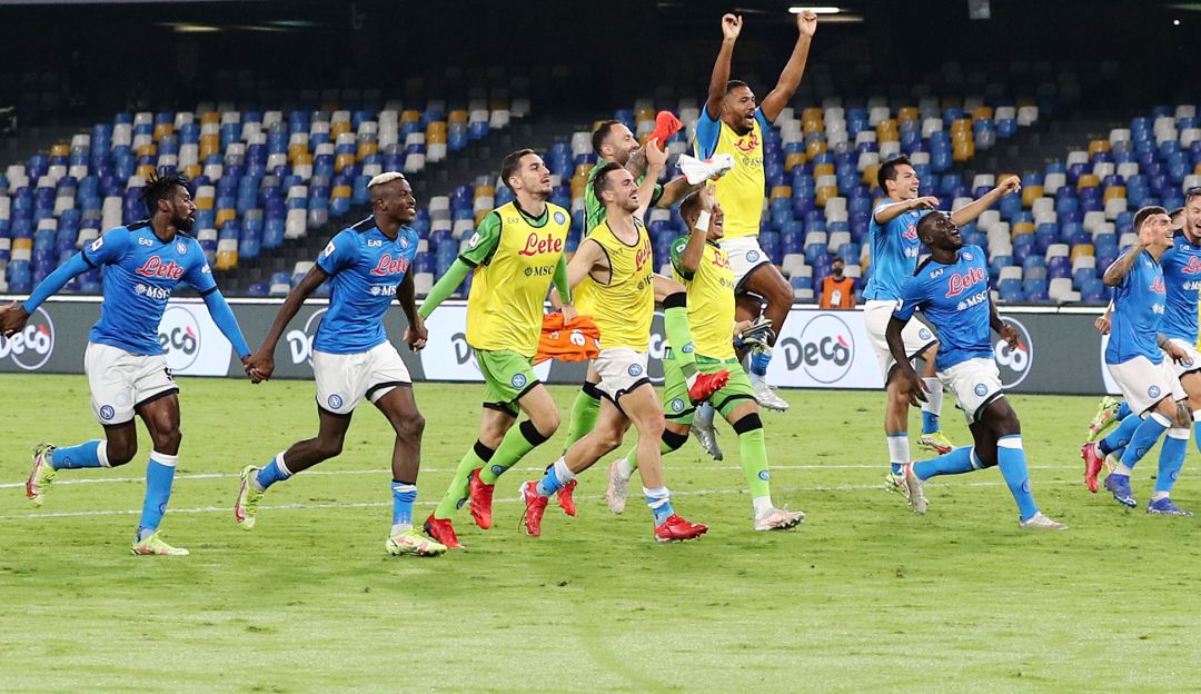 David Ospina y sus compañeros festejan la victoria ante los espectadores del Napoli. David Ospina y sus compañeros festejan la victoria ante los espectadores del Napoli.