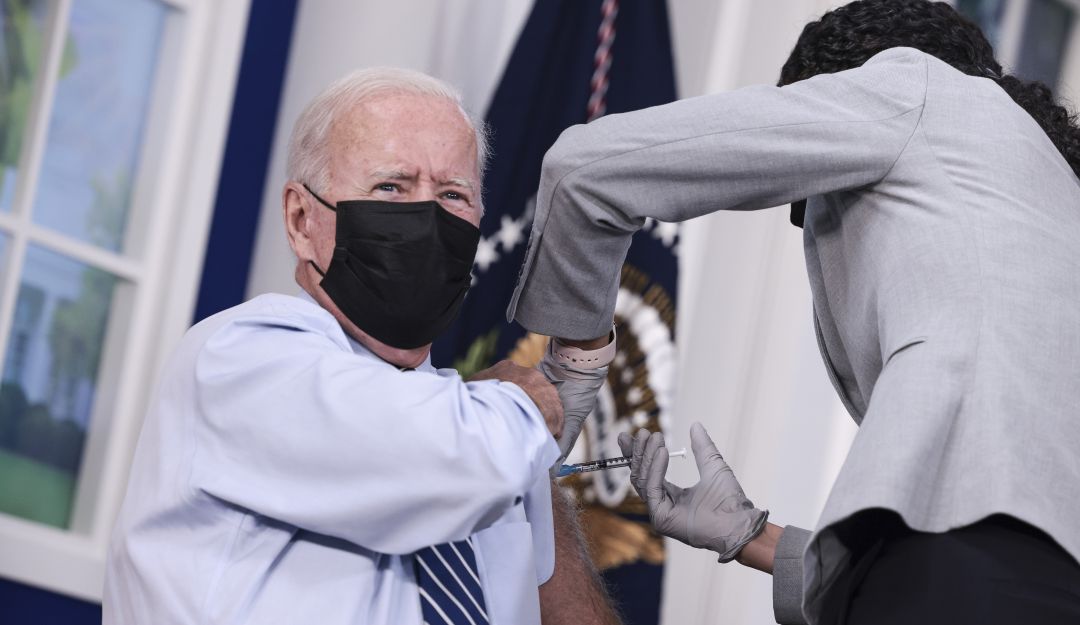Joe Biden recibe la tercera dosis Joe Biden recibe la tercera dosis