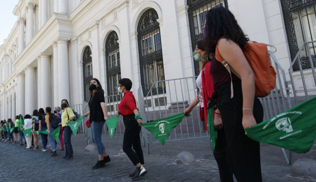 Manifestación a favor del aborto a las afueras del Congreso chileno. Manifestación a favor del aborto a las afueras del Congreso chileno.