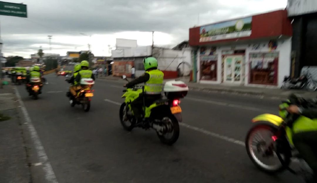 Policía haciendo presencia en el sector de la carrera 18 en medio de la movilización de jóvenes y estudiantes Policía haciendo presencia en el sector de la carrera 18 en medio de la movilización de jóvenes y estudiantes