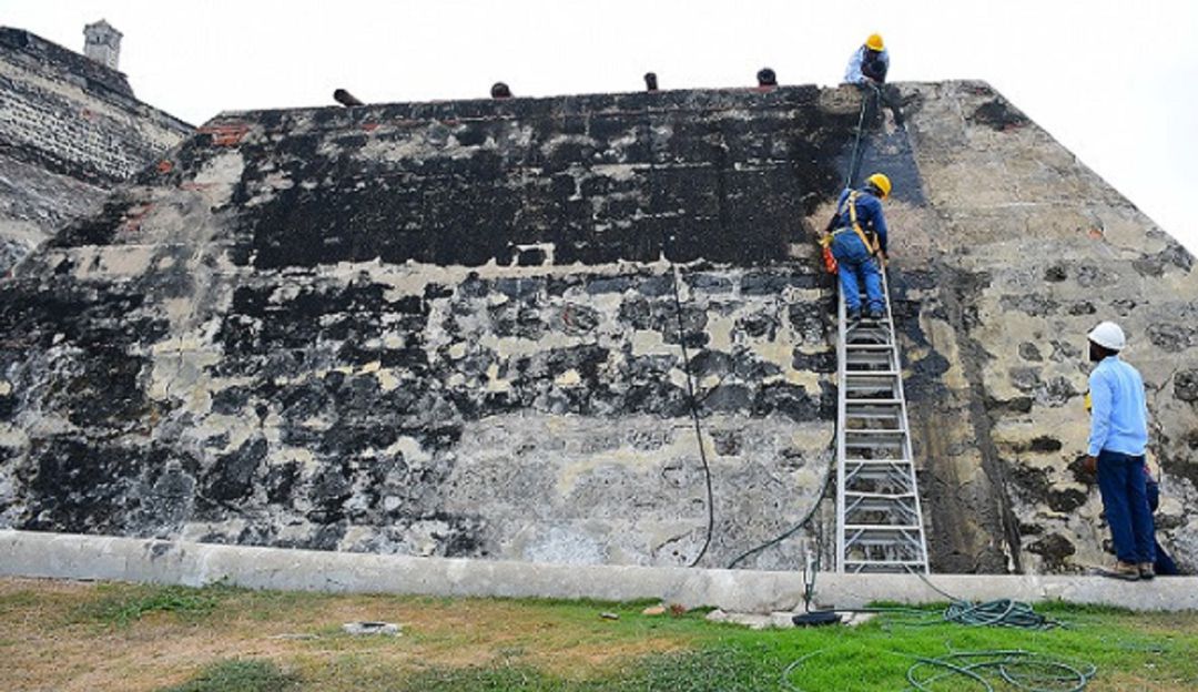La Escuela Taller Cartagena de Indias aseguró que este procedimiento se hace en este lapso de tiempo para no generar desgaste en la piedra La Escuela Taller Cartagena de Indias aseguró que este procedimiento se hace en este lapso de tiempo para no generar desgaste en la piedra