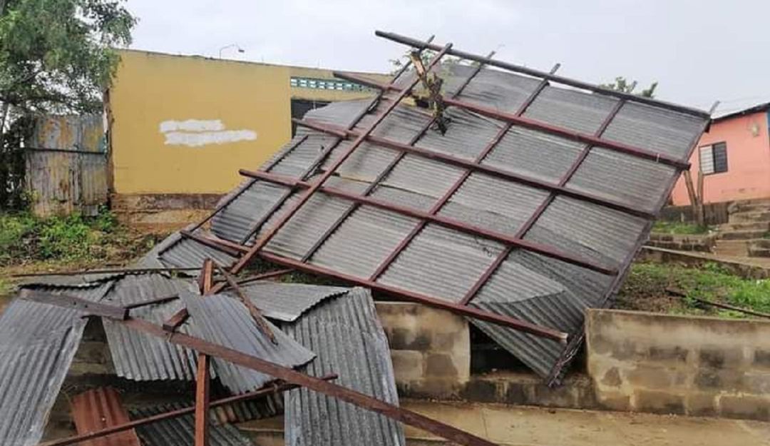 Los fuertes vientos y las intensas lluvias dejaron casas destechadas y paredes desplomadas en Córdoba Tetón, El Carmen de Bolívar y Simití Los fuertes vientos y las intensas lluvias dejaron casas destechadas y paredes desplomadas en Córdoba Tetón, El Carmen de Bolívar y Simití