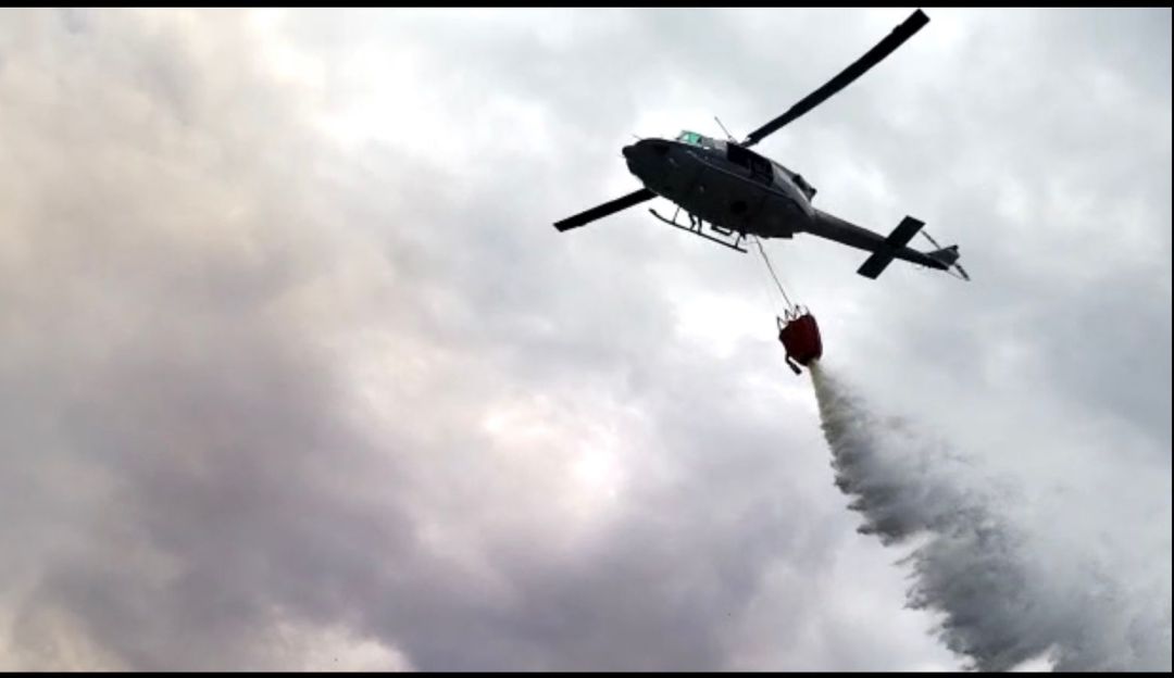 Helicópteros Bell 212 con el sistema Bambi Bucket Helicópteros Bell 212 con el sistema Bambi Bucket