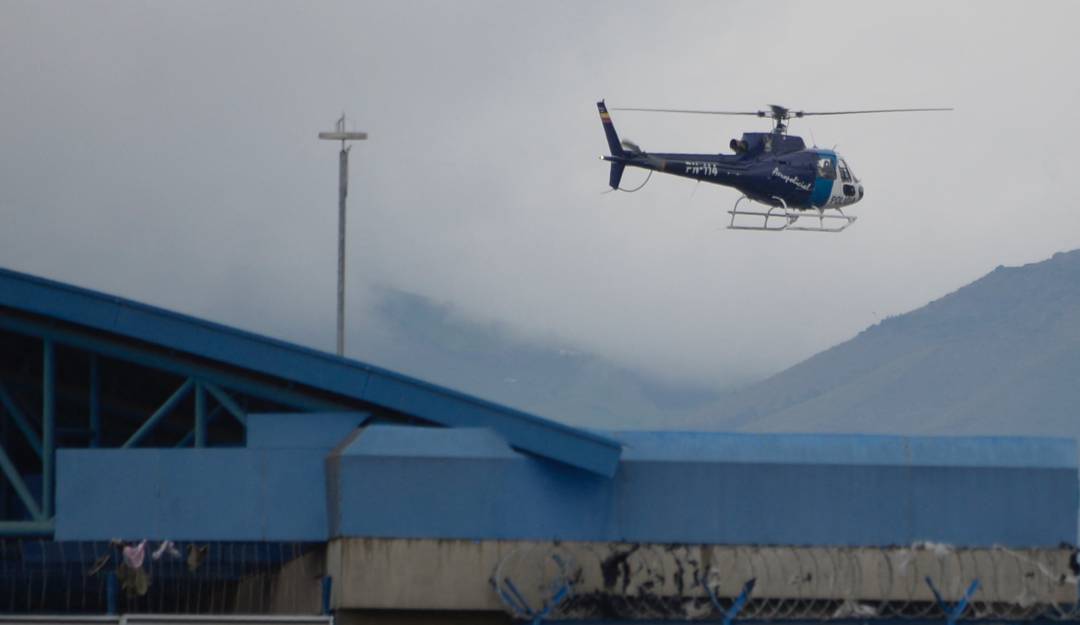 Helicóptero sobrevolando una prisión ecuatoriana donde hubo un enfrentamiento entre presos. Helicóptero sobrevolando una prisión ecuatoriana donde hubo un enfrentamiento entre presos.