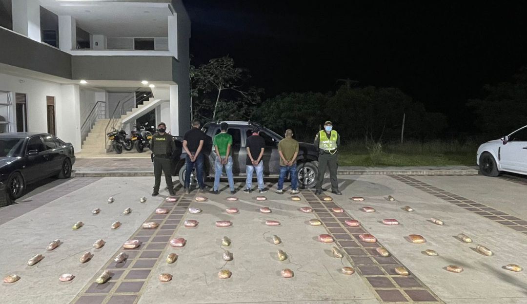 Recuperación de un vehículo robado donde transportaban base de coca Recuperación de un vehículo robado donde transportaban base de coca