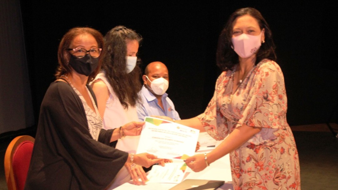 Distrito entregó 59 becas posgraduación a maestras y maestros de Cartagena