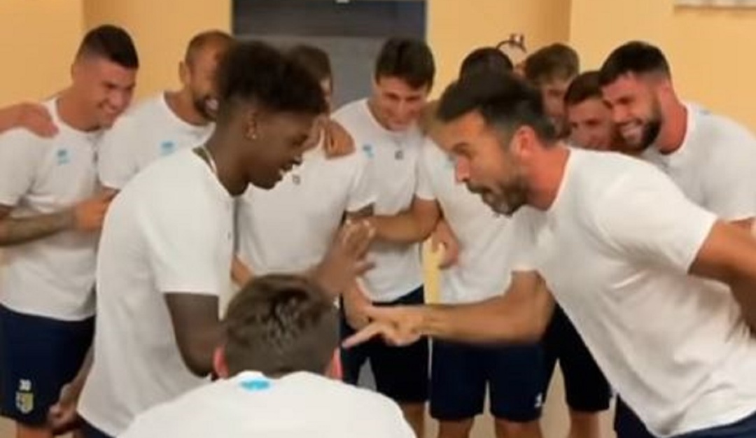 Buffon juega 'piedra, papel o tijera' con sus compañeros del Parma. Buffon juega 'piedra, papel o tijera' con sus compañeros del Parma.