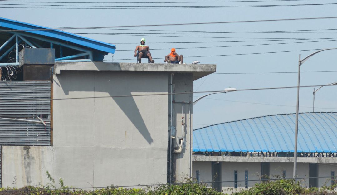 Dos presos toman el sol en el techo del Centro de Privación de Libertad Guayas #1 en Guayaquil. Dos presos toman el sol en el techo del Centro de Privación de Libertad Guayas #1 en Guayaquil.