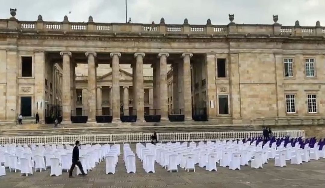 La totalidad de las sillas representa el número de parlamentarios que hay en el Congreso y las sillas moradas representan la cantidad de mujeres presentes en ambas cámaras. La totalidad de las sillas representa el número de parlamentarios que hay en el Congreso y las sillas moradas representan la cantidad de mujeres presentes en ambas cámaras.